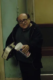 Frank (Danny DeVito) sorgt sich um Dennis, da der einem frisch entlassenen Sexualstraftäter sehr ähnlich sieht ...