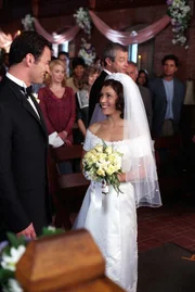 Cole (Julian McMahon, l.) und Phoebe (Alyssa Milano, r.) heiraten im Mausoleum auf dem Friedhof im Zeichen des Bösen und werden von einem Dämonenpriester getraut.