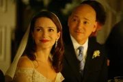 Ein Fleck auf dem Hochzeitsfoto, Weinflecken auf dem Kleid und ein betrunkener Redner zerstören Charlottes (Kristin Davis, r.) Träume von einer perfekten Hochzeit mit Harry (Evan Handler, l.) ...