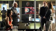 Der zwielichtige Anwalt Darren Vogel (Malcolm McDowell, 2.v.li.) präsentiert Horatio (David Caruso) und Natalia (Eva La Rue, re.) mit Gabrielle Wade (Danielle Biscutti, li.) die angebliche Mörderin der Journalistin.