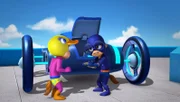 Alvin (l.) und Simon besteigen als Superhelden für den Wettbewerb das von Simon entworfene Munk-Mobil.  +++