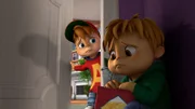 Alvin (l.) findet seinen Bruder Theodore vor, der ganz erschüttert ist von dem Spieluhren-Missverständnis. Kann Alvin ihm helfen?  +++