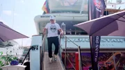 Robert steckt tief in den Vorbereitungen der Yacht-Party in Abu Dhabi. Es haben sich viele Promis und Formel-1-Rennfahrer angekündigt.