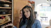 In einer Strohmanufactur findet Moderatorin Clarissa traditionelle und moderne Hüte aus Stroh – in allen Größen.