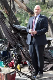 Detective Thomas "TJ" Jaruszalski (Corey Stoll) untersucht  mit seinen Kollegen die Umstände eines Großbrandes, bei dem ein gesamtes Obdachlosencamp in Flammen aufgegangen ist.