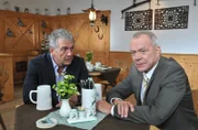 Im Gespräch mit André (Joachim Lätsch, l.) kommt Werner (Dirk Galuba, r.) auf eine Idee, wie er Friedrich schaden könnte.