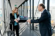 Wolfgang Berger (Horst Günter Marx, r.) überreicht Sarah Marquardt (Alexa Maria Surholt, l.) einen Karton, mit einer Virtual-Reality-Brille.
