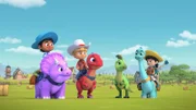 Die Dino Ranchers kümmern sich um einen kleinen Parasaurus, den sie draußen in den Weiten vor der Ranch gefunden haben.