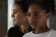 Dr. Lila Kyle (Emmanuelle Chriqui, l.); Amy Bellafonte (Saniyya Sidney, r.)