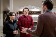 Theo (Lukas Leibe, M. mit Yeliz Simsek, l.) ringt sich dazu durch, seinen Vater (Philipp Rafferty, r.) einzuladen.