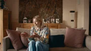 Franzi (Llewellyn Reichman) erzählt den Eltern ihrer Freundin aufgeregt eine Geschichte.