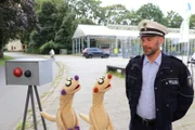 Jan & Henry treffen einen blitzenden Polizisten (Daniel Wiemer).