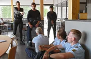 Shiba (Tatiana Nekrasov, l.), Anatol (Benjamin Piwko, M.) und Victor (Tanju Bilir, h.r.) bewachen das Team um Paul Schott (Tim Wilde, v.M.).