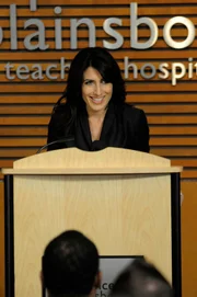 Am Ende war sie dann doch erfolgreich: Cuddy (Lisa Edelstein) spricht auf der Vollversammlung von den Deals, die sie an Land gezogen hat ...