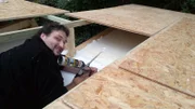 André (32) beim Dachbau