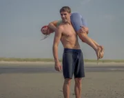 Áine (Elva Trill) erinnert sich an einen Ausflug an den Strand, bei dem Seán (Jay Duffy) vorübergehend seine Probleme hinter sich lassen konnte.