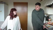 In kurzen Drehpausen quatschen Petra und Felix angeregt. Ob sich da eine neue Liebe anbahnt?