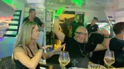 Robert konzentriert sich darauf, die beste Yacht-Party ever auf der Indigo Star zu organisieren, Carmen will singen.