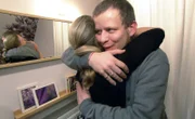 Überglücklich nimmt Familienvater Thorsten Eva Brenner in den Arm