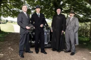 Inspector Mallory (Jack Deam, r.) erhält in diesem Fall nicht nur die Unterstützung von Father Brown (Mark Williams, 2. v. r.) sondern auch von Inspector Valentine (Hugo Speer, l.) und Chief Inspector Sullivan (Tom Chambers, 2. v. l.) von Scotland Yard.