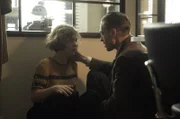 Gereon Rath (Volker Bruch) tröstet Charlotte Ritter (Liv Lisa Fries)