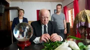 Bei den Ermittlungen treffen die Beamten auf einen alten Bekannten. Der Kleinkriminelle Hansen Hansen (Thomas Neumann, M.) hat sich Zugang zu Belindas Haus verschafft. Angeblich kannte er sie seit Kindestagen und war mit ihr befreundet. Wollte er wirklich nur um sie trauern, oder suchte er etwas ganz anderes in dem Haus? Katrin Börensen (Claudia Schmutzler, l.) und Sven Herzog (Michael Härle, r.) schauen sich um.