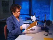 Wurden die Abschiedsbriefe manipuliert? Im Labor stellen Spezialisten fest, dass die DNA-Spuren, die beim Zukleben der Briefumschläge hinterlassen wurden, nicht vom Toten stammen.