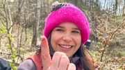 Anna mit einer Kahlrückigen Waldameise auf dem Finger.