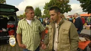 Trödelprofi Mauro Corradino mit Helmut am Flohmarkt.