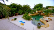 Urlaubs-Feeling im eigenen Garten: Kim und Manny Martinez möchten Sand zwischen ihren Zehen spüren. Das Ehepaar lebt in Sarasota und wünscht sich einen Salzwasserpool. Lucas Congdon und seine Profi-Handwerker entwerfen für ihre Kunden eine Hinterhof-Oase mit Kokospalmen und eigenem Strand. Ein Wasserfall übertönt die Motorengeräusche vom nahe gelegenen Flughafen, und während Kim und Manny in der Hängematte Margaritas schlürfen, können sie sich mit karibischer Musik berieseln lassen. Denn in den Blumentöpfen sind Lautsprecher eingebaut.