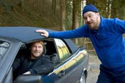 Vinzenz Grieshaber (Michael Sideris) biettet Jobst Lauer (Kai Scheve) ein Gästezimmer an.