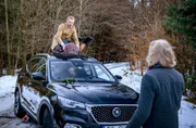 Erik (Sven Waasner, hinten) ist überrumpelt, als Michael (Erich Altenkopf, vorne) ihn in einer vermeintlich missverständlichen Situation mit Nicole (Dionne Wudu, M.) ertappt.