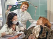 MDR Fernsehen IN ALLER FREUNDSCHAFT FOLGE 225, "Vergesslichkeiten", am Samstag um 15:10 Uhr. Maria Herrmann (Brigitte Mira) im Behandlungsraum der Sachsenklinik. Dr. Elena Eichhorn (Cheryl Shepard) und Oberschwester Ingrid (Jutta Kammann) versorgen die Verletzungen. Auf Grund der Schwere der Verbrennungen ist eine Hauttransplantation, trotz des hohen Risikos für die Patientin notwendig.