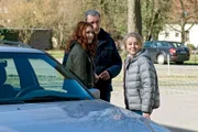Jessie (Clara Halouska), Dr. Hansen (Heikko Deutschmann) und Nelly ( Jule-Marleen Schuck, re.).