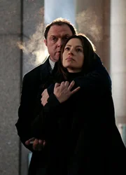 Hersh (Boris McGiver), Samantha Shaw (Sarah Shahi, r.)