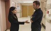 Emma Warren (Nazneen Contractor, l.); Steve McGarrett (Alex O'Loughlin, r.)