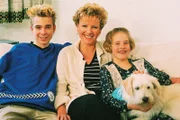Nikola Vollendorf (Mariele Millowitsch, Mi.) ist mit ihren halbwüchsigen Kindern Peter (Eric Benz) und Stephanie (Friederike Grasshoff) gerade nach Köln gezogen, um sich dort ein neues Leben aufzubauen.