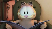 Garfield macht einen gemütlichen Fernsehabend.