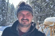 Jean-Luc Kanapé gehört zu den Cree, einem Volk der First Nations. Sie nennen sich selbst Innu und leben in Gemeinden wie Pessamit. Jean-Luc wohnt jedoch mit seiner Frau auf dem Land seiner Familie.