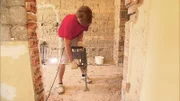 Marcus (24) bei der Renovierung des Bungalows.