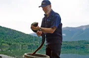 Dr. Don Jellyman, erforschte den riesigen Neuseeländischen Langflossenaal am Lake Rotoiti, Neuseeland