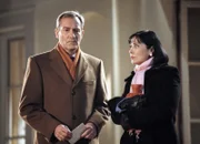 Wege zum Glück  Kapitel 339 Staffel 1, Episode 339 Richard ist geschockt über die Tatsache, dass Viktoria wahrscheinlich nicht seine Tochter ist: Peter Zimmermann als Richard, Isa Jank als Annabelle