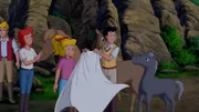 Bibi (2.v.r.), Tina (2.v.l.) und Alex (r.) bereiten die große Gruselshow vor: Das Fohlen Felix will auch als Gespenst auftreten.