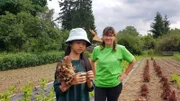 Betriebsleiterin Ines Küter begleitet Nhung auf ihrer Spurensuche auf einem Salatfeld in Brandenburg.