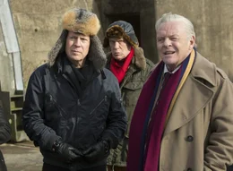 Eine Aktion, bei der man sich warm anziehen muss: Frank (Bruce Willis, l.) und Marvin (John Malkovich, M.) begleiten den Wissenschaftler Bailey (Anthony Hopkins, r.).