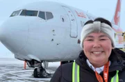 Melissa Hanley ist die erste indigene Pilotin ihrer Airline, Air Innuit. Mittlerweile bildet sie junge Piloten aus und fliegt große Passagiermaschinen z.B. von Montreal nach Puvirnituq, einer Innuit-Siedlung im äußersten Norden von Quebec.