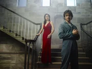 (2. Staffel) - Die Wahrheit bringt alle in Gefahr! W&auml;hrend Will (Hugh Dancy, r.) unschuldig im Gef&auml;ngnis sitzt, sucht Alana (Caroline Dhavernas, l.) nach der t&ouml;dlichen Wahrheit ...