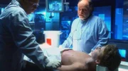 Grissom (William Petersen, li.) und Dr. Robbins (Robert David Hall) untersuchen die Leiche und stellen fest, dass der Junge zwar überfahren wurde, die Todesursache jedoch eine andere war.