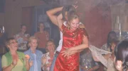 In der Bar wird Stefanie (Dana Golombek, M.) gleich von einem gut gebauten Tänzer auf die Bühne gezogen. Von den anderen angefeuert, findet sie sich schon bald beim heißen Tanz wieder...
