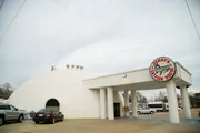 Das „Jerry’s Catfish House“ in Florence, Mississippi, ist ein einzigartiges kuppelförmiges Restaurant, das als „The Igloo“ bekannt ist und für seinen frittierten Wels und seine Hushpuppies berühmt ist.
